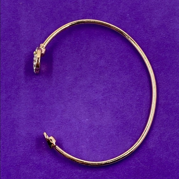 💛 Elegant Heart Bangle Bracelet - Picture 3 of 5
